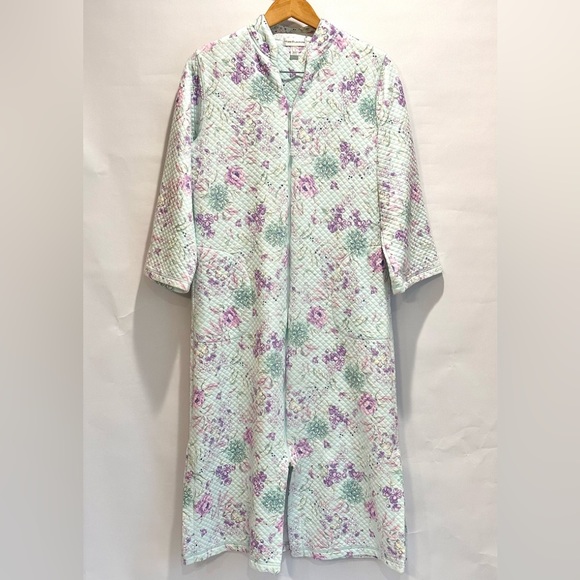 Miss Elaine Quilted Floral Robe Zip Close with Matching Short Sleeve Nightgown. - Picture 5 of 11